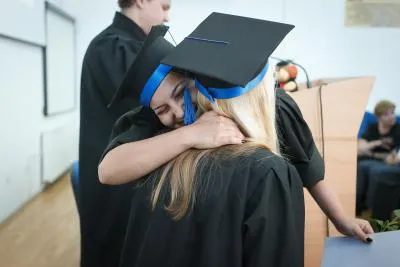 BANDAS DE GRADUACIÓN: SÍMBOLO INDISCUTIDO DE ESFUERZO Y SACRIFICIO