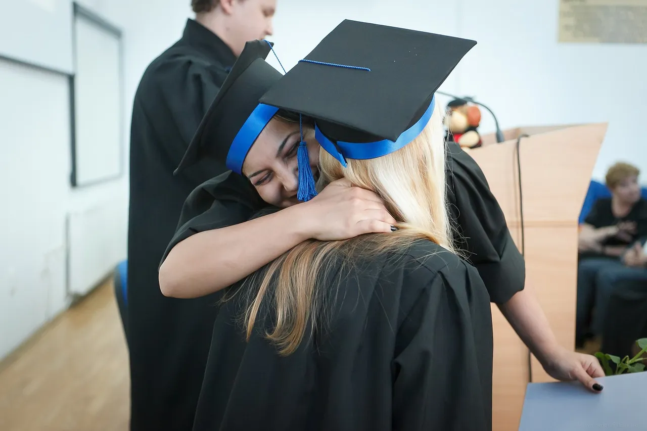 BANDAS DE GRADUACIÓN: SÍMBOLO INDISCUTIDO DE ESFUERZO Y SACRIFICIO